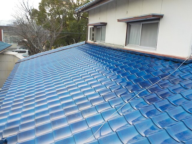 福岡県 春日市 １階の屋根一面だけを葺き替え 三州陶器瓦（和形 青緑色）