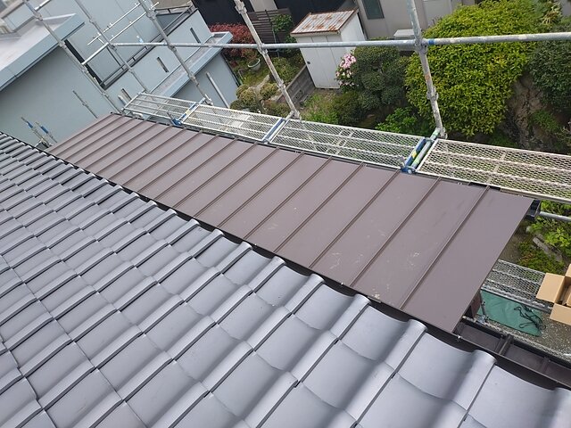 福岡市南区でバルコニーの板金屋根の張り替え工事