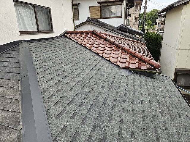 福岡県太宰府市のＴ様宅で増築部のコロニアルの屋根をファイバーグラスシングルで葺き替え